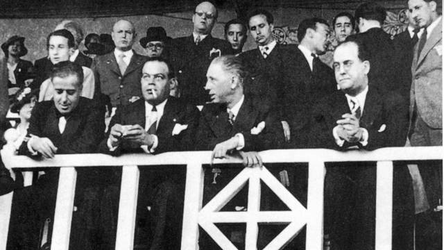 1936. Chủ tịch Josep Sunol bị chính quyền độc tài ám sát