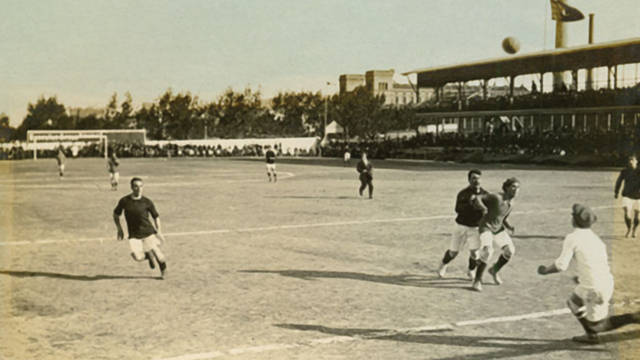 Sân vận động đầu tiên - Carrer de la Indústria