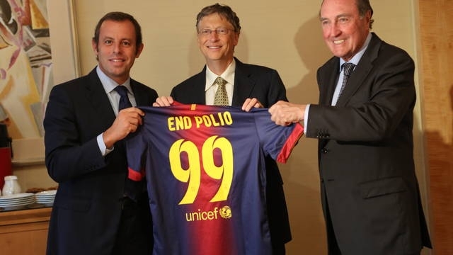 Sandro Rosell tặng áo cho Bill Gates