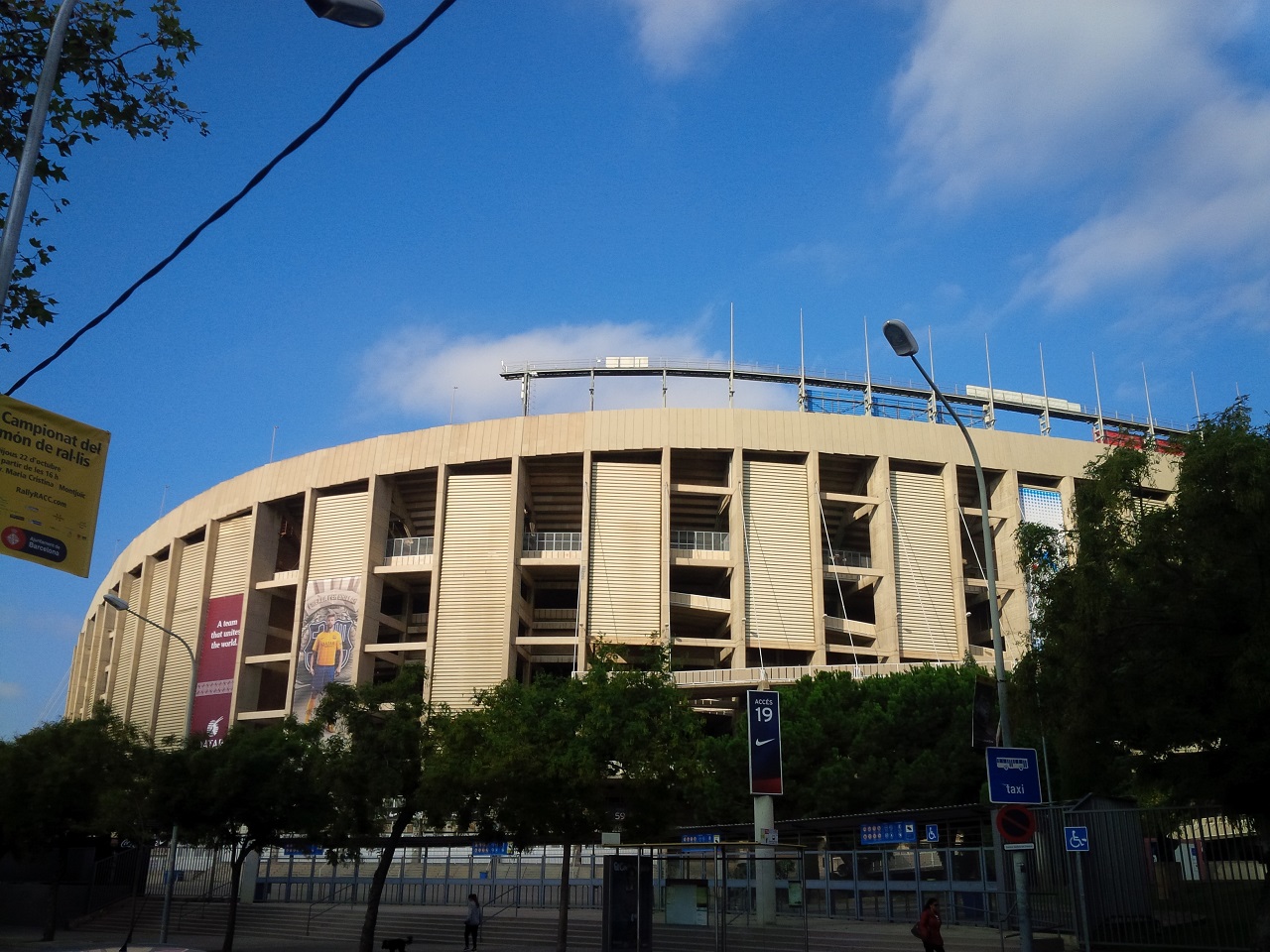 Pique trên bức pano lớn sân Camp Nou hướng về phía Les Corts