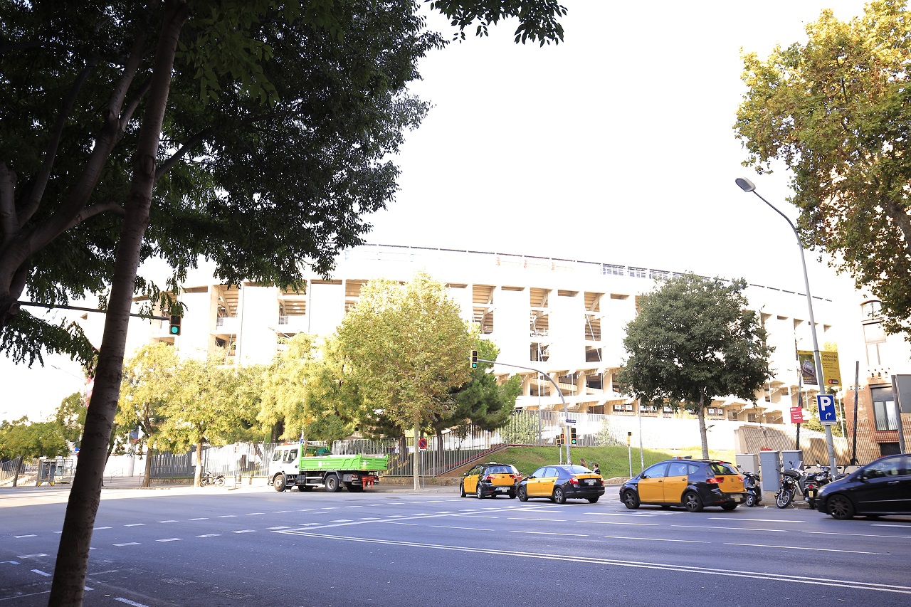 Những chiếc taxi màu vàng - đen đặc trưng Barcelona gần Camp Nou