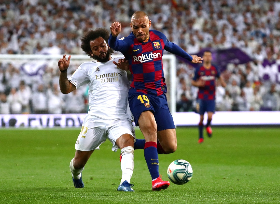 Braithwaite (phải) tranh chấp với Marcelo khi Barca gặp Real ở La Liga mùa này