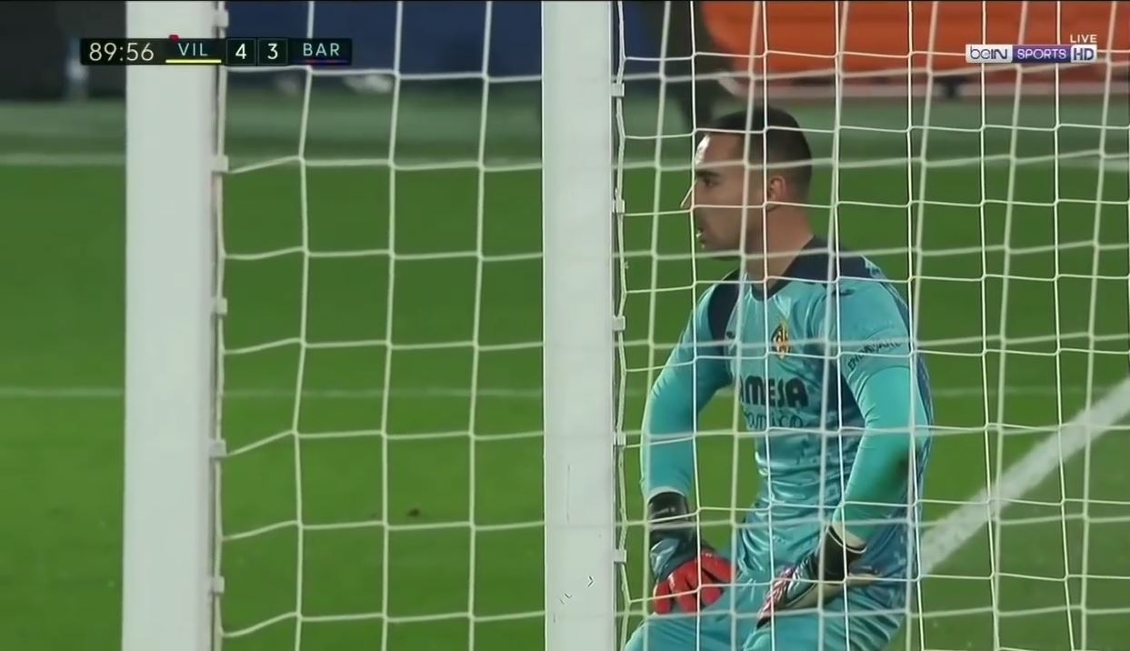 Nét thất thần hiện rõ trên mặt Sergio Asenjo khi Messi ghi bàn