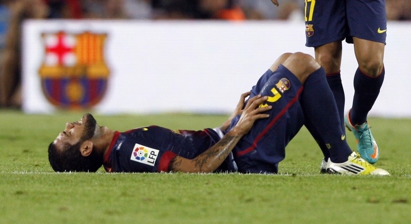 Alves là cầu thủ dính chấn thương mới nhất của Barça