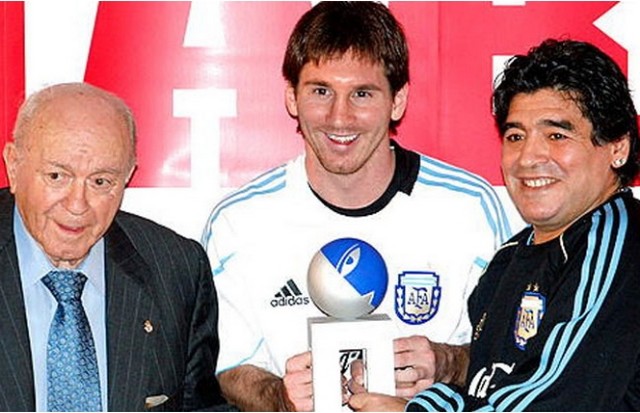 Messi nhận giải do Di Stefano trao