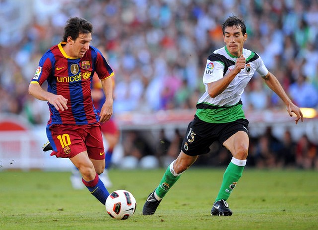 Messi đối mặt với hậu vệ Racing