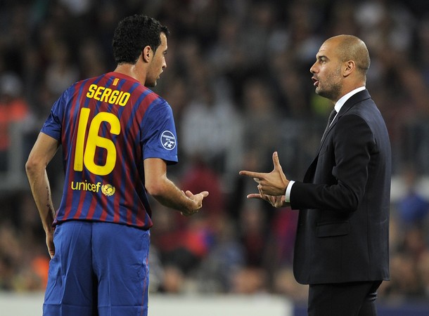 Pep trao đổi với Busquets