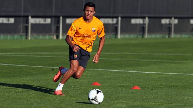 Alexis Sanchez đã trở lại luyện tập cùng đồng đội
