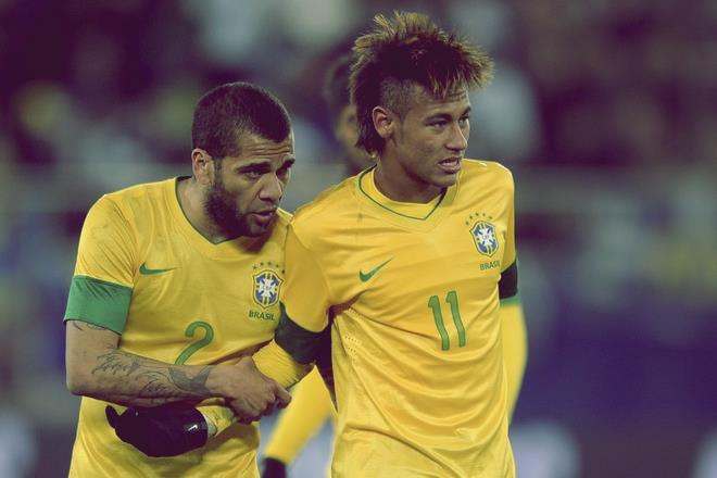 Alves và Neymar trong màu áo tuyển Brazil