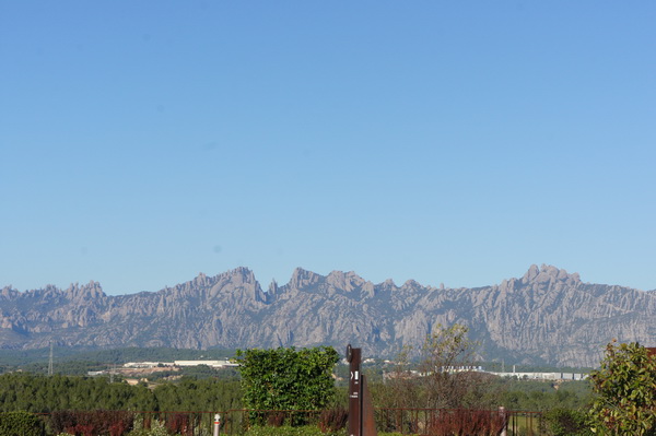 Dãy núi Montserrat nhìn từ xa