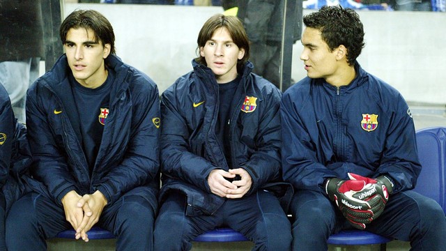 Messi ngồi trên ghế dự bị