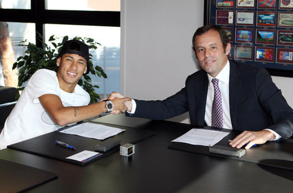 Neymar và chủ tịch Sandro Rosell trong lễ ký hợp đồng