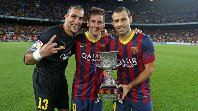 Pinto - Messi và Mascherano hớn hở bên chiếc Siêu cúp Tây Ban Nha