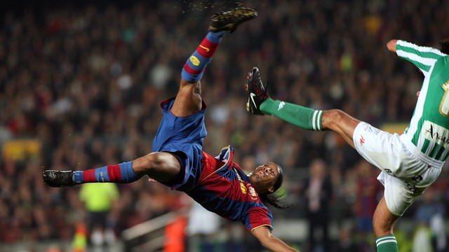 10 bàn thắng đáng nhớ nhất của Ronaldinho trong màu áo Barça