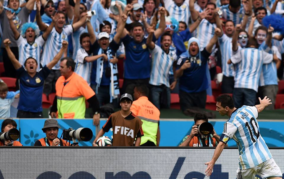 Messi ăn mừng bàn thắng vào lưới Nigeria