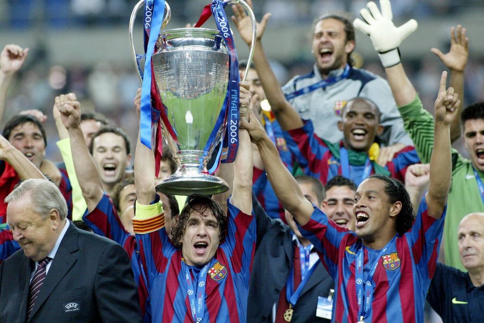Puyol nâng cao chiếc cúp Champions League năm 2006