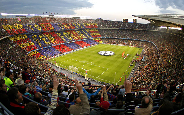 Camp Nou hiện tại với các thảm màu trên khán đài