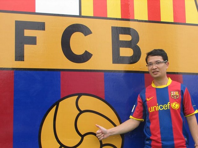 Chụp ảnh lưu niệm với logo lớn của FCB