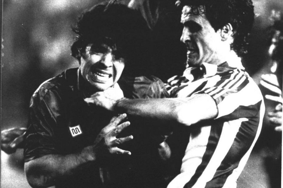 Maradona căng sức chiến đấu với Bilbao năm 1984